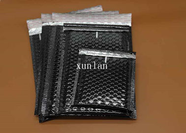 Czarne, zgrzewane, wyściełane koperty pocztowe z folią bąbelkową wewnątrz na soczewki